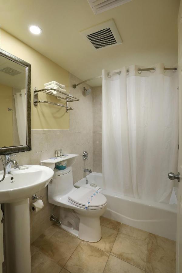 Fleur De Lis Beach Motel 3*
